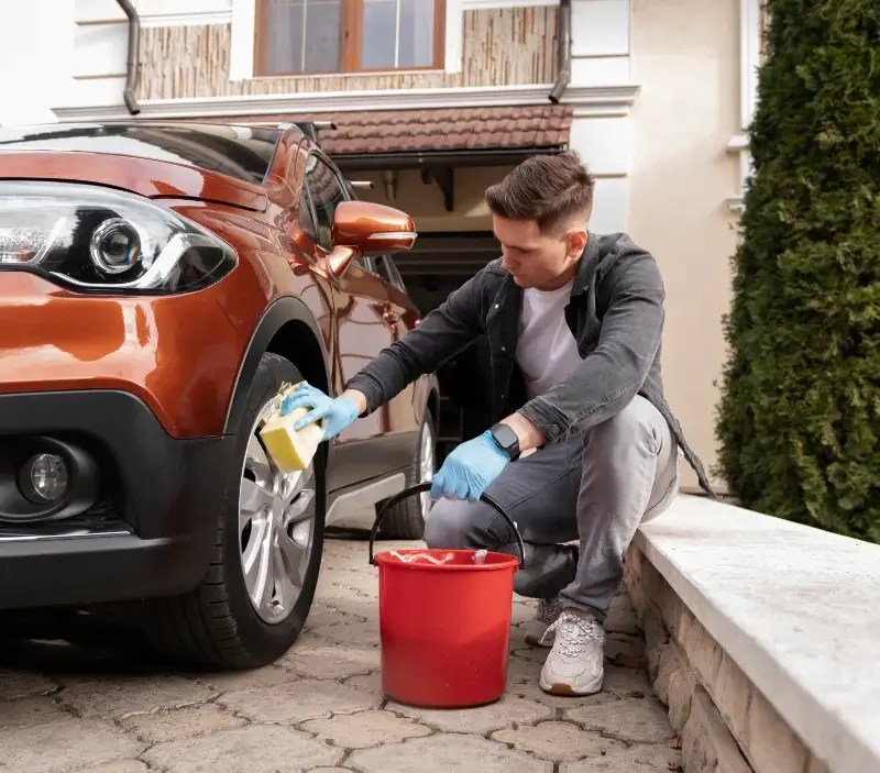 Lavage auto à domicile Guipel : professionnel intervenant sur un véhicule